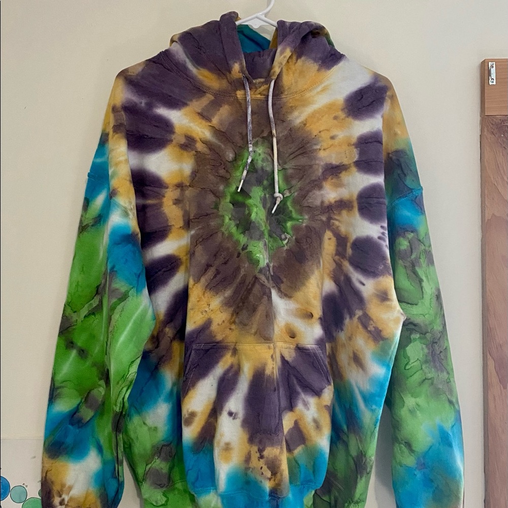 NWT Tie-Dye Sweatshirt URBAN RENEWAL URBAN OUTFITTERS